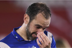 烏拉圭37歲中衛戈丁掛靴 淚灑體育場結束20年職業生涯