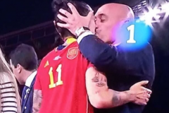 西班牙足協主席回應爭議：隻是朋友間的親吻